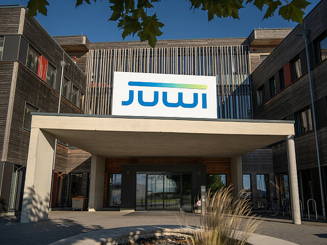 Entrance of the JUWI campus in Wörrstadt. The company logo is displayed above the entrance.