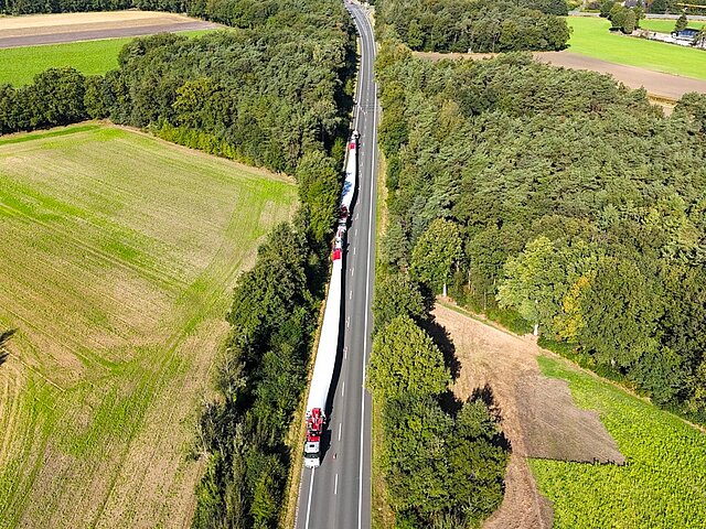 The rotor blades are being transported for the construction of a wind turbine.