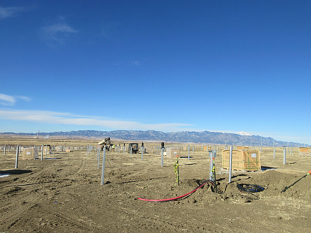 Several JUWI employees are working on the construction of a solar park.