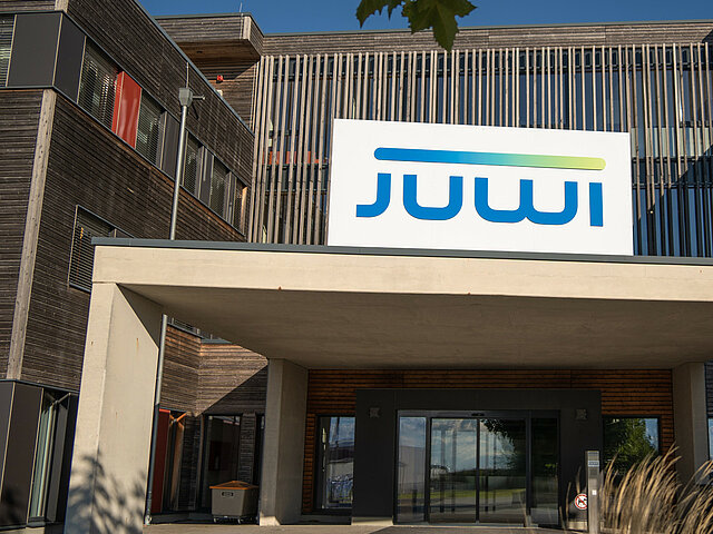 Entrance of the JUWI campus in Wörrstadt. The company logo is displayed above the entrance.